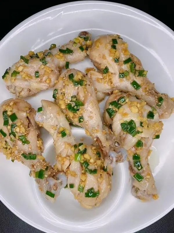 蒸鸡腿 蒸出来的，好吃不上火。 用料 · 鸡腿（6只） · 姜末（小半碗） · 葱花（小半碗） · 盐（小勺） · 料酒（1勺） · 生抽（2勺） ·